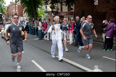 Sheila Carey Olympische Fackel, Warwick, UK Stockfoto