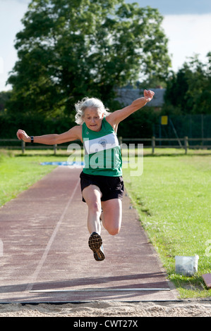 Ältere Frau im Weitsprung-Wettbewerb Stockfoto