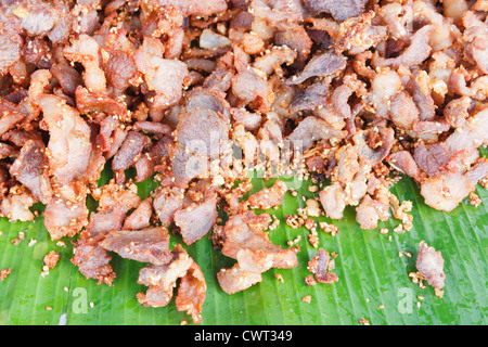 Tiefe gebratenes Schweinefleisch mit Sesam auf Bananenblatt, Thai-Stil Stockfoto