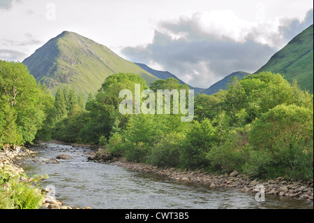 Der Fluss Coe führt durch die Berge von Glencoe Stockfoto