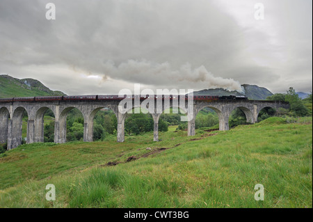 Eine Rauchwolke Dampf signalisiert die Ankunft von The Jacobite Dampfzug über das Glenfinnan-Viadukt Stockfoto