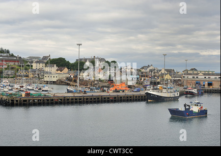 Boote im Hafen von Malaig mit Stadt im Hintergrund Stockfoto