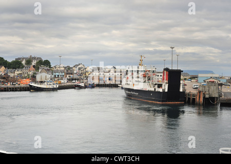 Fähre und Angelboote/Fischerboote im Hafen von Malaig mit Stadt im Hintergrund Stockfoto