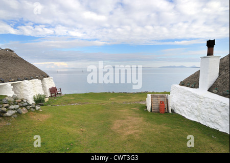 Ein Blick über das Meer auf die Berge der Insel Skye von der Jugendherberge Berneray Stockfoto