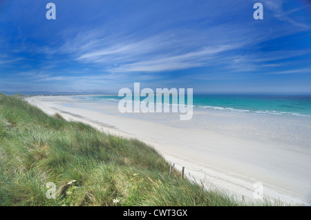 Blaues Meer, eingerahmt in einem gebogenen weißen Sandstrand Stockfoto