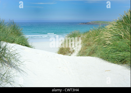 Blick durch Machair über weiße Sandunes führt zu einem einsamen Strand Stockfoto