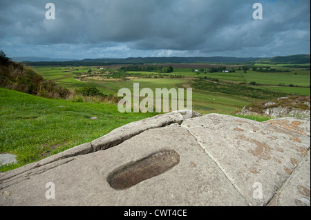 Angenommen, die Krönung-Rock der frühen Schotten in Dunadd in Kilmartin Glenn. Argyll. Schottland.  SCO 8331 Stockfoto