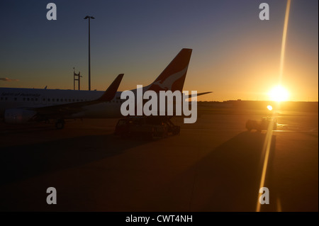 Qantas-Jets in der Silhouette auf dem Rollfeld in Brisbane Airport terminal Australien Stockfoto