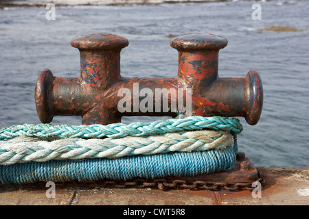 Festmacher Seile am alten Hafen Metall Poller Schottland, Vereinigtes Königreich Stockfoto