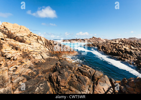 In Yallingup eine Reihe von Felsen ragen in den Ozean einen natürlichen Kanal erstellen ausgehöhlt durch die Kraft des Meeres. Stockfoto