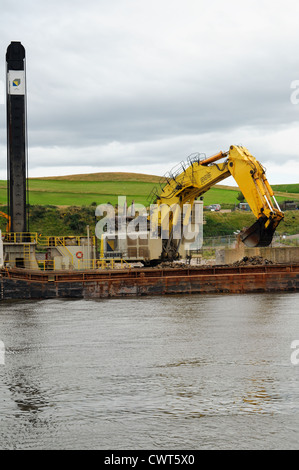 Die nordischen Riesen Baggerarbeiten Schiff und den langen Sand Hopper Kahn bei der Arbeit in Aberdeen Harbour 2012 Stockfoto