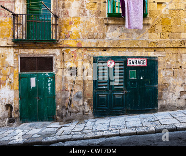 Alte grüne Fransen Türen in Valletta, Malta Stockfoto