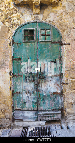 Alte grüne Fransen Tür in Valletta, Malta Stockfoto