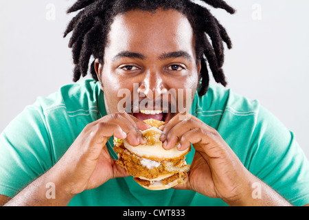 dicker afroamerikanische Mann Essen hamburger Stockfoto