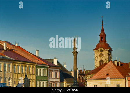 Kirche St. Ignatius und Häuser am Valdštejnské Náměstí in Jičín in Tschechien ostböhmischen Kraj (Region Hradec Králové) Stockfoto