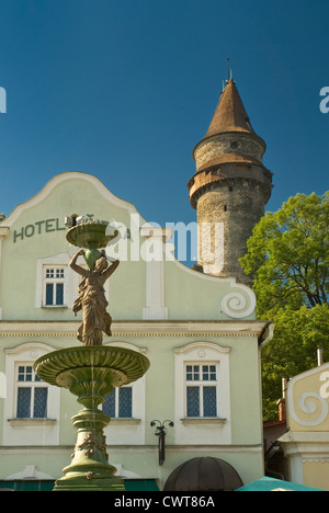 Truba Burgturm über Zdeněk Burian Museum und Brunnen am Náměstí in Štramberk, Moravskoslezský Kraj, Tschechische Republik Stockfoto