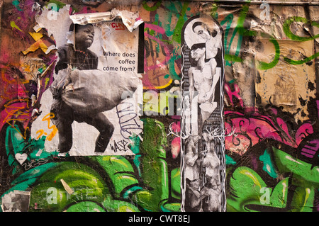 Plakate und Straße Kunst (oder Graffiti) schmücken innerstädtischen Gassen in Melbourne, Australien Stockfoto