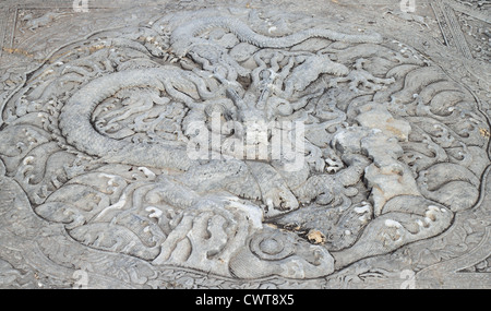 Dragon Culptures auf das Steinpflaster innerhalb der verbotenen Stadt, Peking Stockfoto