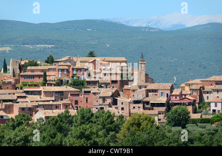 Panoramablick auf das Dorf Roussillon in den Luberon Hills & Regional Park mit dem Mont Ventoux im Hintergrund Vaucluse Provence Frankreich Stockfoto