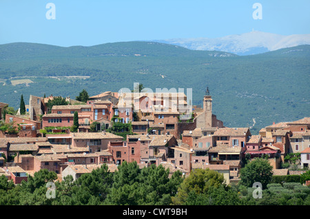 Panoramablick auf das Dorf Roussillon im Luberon Regional Park mit Mont Ventoux im Hintergrund Vaucluse Provence Frankreich Stockfoto