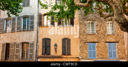 Ein Bild der Stadt Reihenhäuser mit Fensterläden und eine Straße Llamp in Bargemon, Provence, Frankreich, Europa Stockfoto