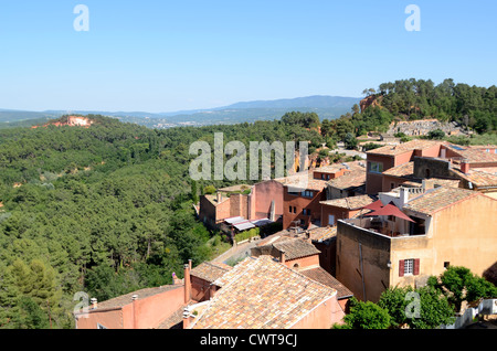 Blick über das Ocker-farbige Dorf Roussillon im Luberon Regionalpark Vaucluse Provence Frankreich Stockfoto