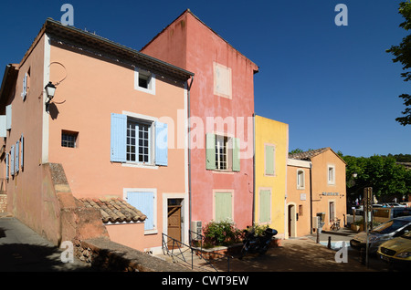 Bunte Häuser oder mehrfarbige Dorfhäuser in Roussillon im Luberon Regional Park Vaucluse Provence France Stockfoto