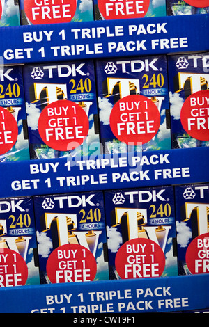 Triple Pack Verkauf Ultra Glossy Buy One Get One Free Supermarkt Zeichen auf TDK boxed Videobänder, Aberdeen, Schottland, Großbritannien Stockfoto