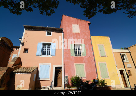 Bunte oder bunte Dorfhäuser oder Reihenhäuser in Roussillon im Luberon Vaucluse Provence Frankreich Stockfoto