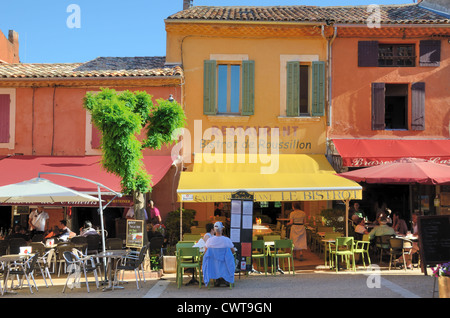 Bunte Restaurants im Dorf Hauptplatz Roussillon Luberon Vaucluse Provence Frankreich Stockfoto