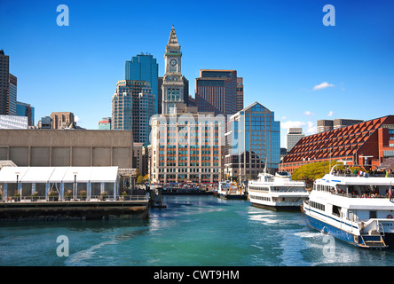 USA. Massachusetts. Boston. Hafen zeigt Custom House Tower. Stockfoto