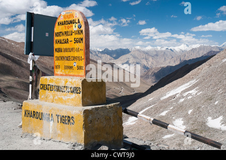 Khardung La in Ladakh wird durch das indische Militär die höchste befahrbare Passstraße auf 5600 m zu sein behauptet. Stockfoto