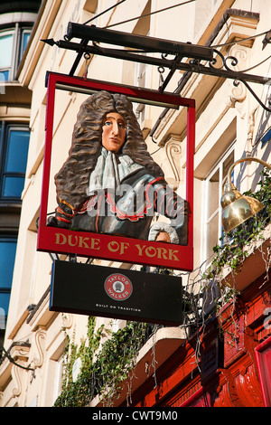 UK. England. London. Nahaufnahme des Herzogs von York pub Schild an der Victoria Street. Im Jahr 2014 abgerissen. Stockfoto