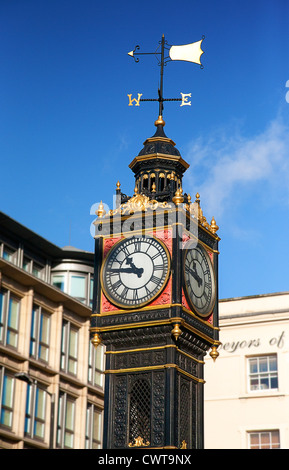 UK. England. London. Wenig Ben miniatur Clock Tower, an der Kreuzung der Vauxhall Bridge Road und Victoria Street, Stockfoto