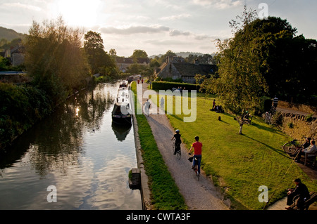 Sonntag Nachmittag wandern und Radfahren am Leinpfad von Kennet und Avon Kanal am Bathampton Stockfoto