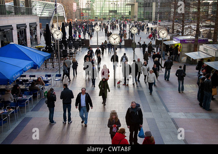 Vereinigtes Königreich. England. London.Canary Wharf. Reuters Plaza in Canary Wharf. Massen von Menschen in Innenräumen. Stockfoto