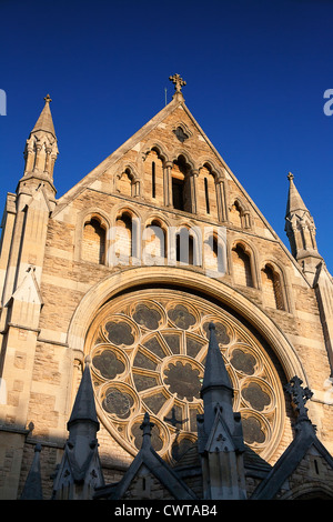 Vereinigtes Königreich. England. London. Obere Fassade von St. John the Baptist Church. Royal Borough of Kensington und Chelsea. Stockfoto