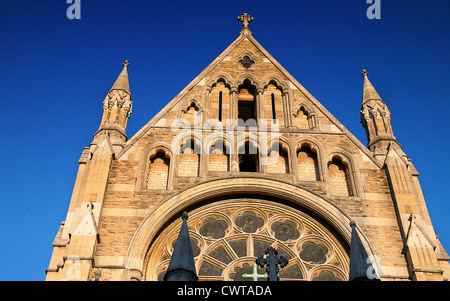 Vereinigtes Königreich. England. London. Obere Fassade von St. John the Baptist Church. Royal Borough of Kensington und Chelsea. Stockfoto