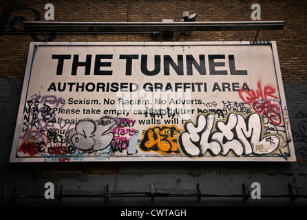 Vereinigtes Königreich. England. London. Lambeth. Waterloo. Humorvoll anmelden Leake Straße Unterführung. "Die Tunnel autorisierten Graffiti area" Stockfoto