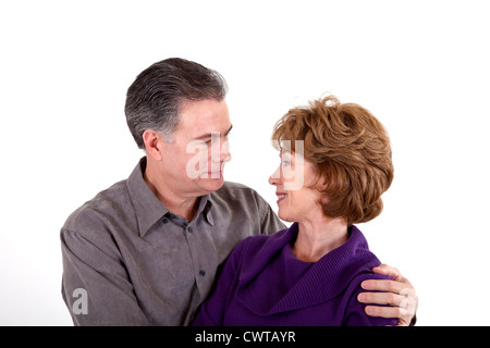 Ein lächelnder Reife schauen liebevoll in die Augen. Stockfoto