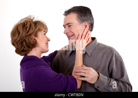 Eine glückliche älteres paar Lächeln spielerisch mit großer Zuneigung an einander. Stockfoto