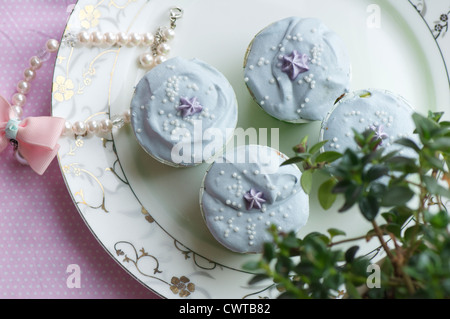 handgefertigte bunte Tasse Kuchen in einer Nahaufnahme Szene gedreht Stockfoto