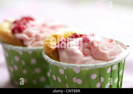 handgefertigte bunte Tasse Kuchen in einer Nahaufnahme Szene gedreht Stockfoto