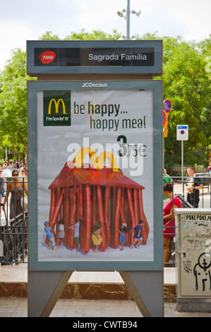 JCDECAUX billboard Website bei La Sagrada Familia für McDONALD'S HAPPY MEAL in Barcelona, Katalonien, Spanien, ES Stockfoto