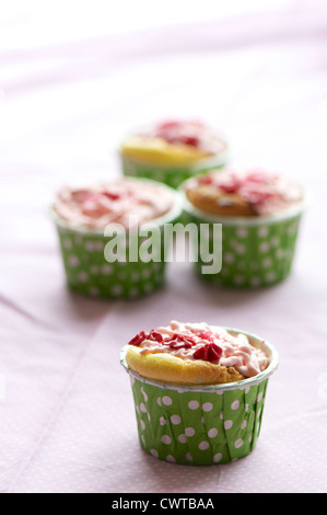 handgefertigte bunte Tasse Kuchen in einer Nahaufnahme Szene gedreht Stockfoto