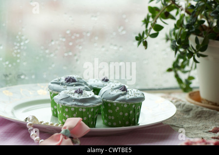 handgefertigte bunte Tasse Kuchen in einer Nahaufnahme Szene gedreht Stockfoto