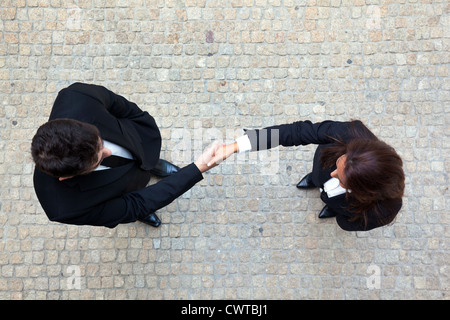 Business Handshake zwischen Unternehmer und Unternehmerin Stockfoto