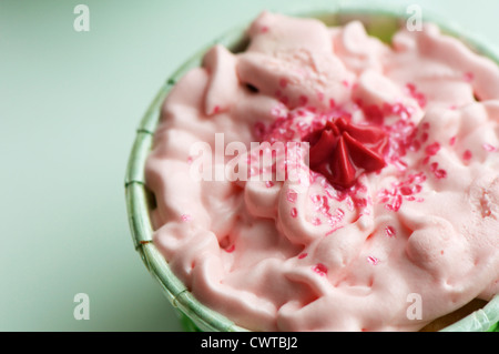 handgefertigte bunte Tasse Kuchen in einer Nahaufnahme Szene gedreht Stockfoto