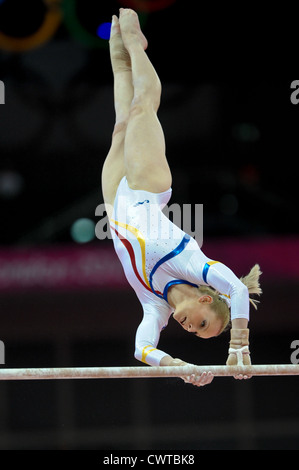 Olympischen Spiele in London 2012. Gymnastik Damen Qualifikation 29.7.12. Greenwich Arena. Sandra Raluca Izbasa Stockfoto