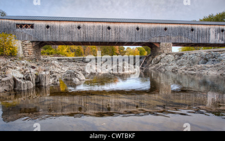 Die Bad-Haverhill Covered Bridge in New Hampshire, USA ist 250ft lang und wurde im Jahre 1823 erbaut Stockfoto